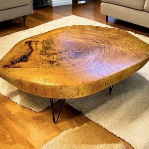 Mesa de centro de tronco maciço com pés de aço