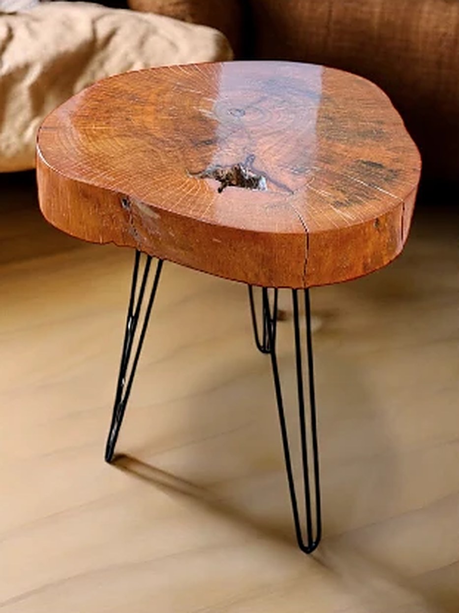 Mesa lateral de tronco natural com pés hairpin pretos