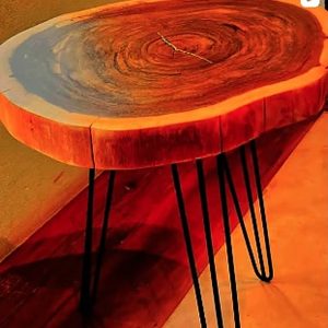 Mesa lateral de ipê com resina e pés hairpin pretos