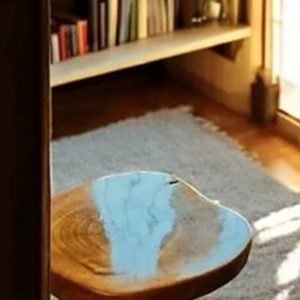 Mesa lateral de tronco com resina azul e pés de aço