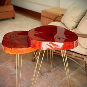 Par de mesas laterais com resina vermelho-rubi e pés hairpin dourados